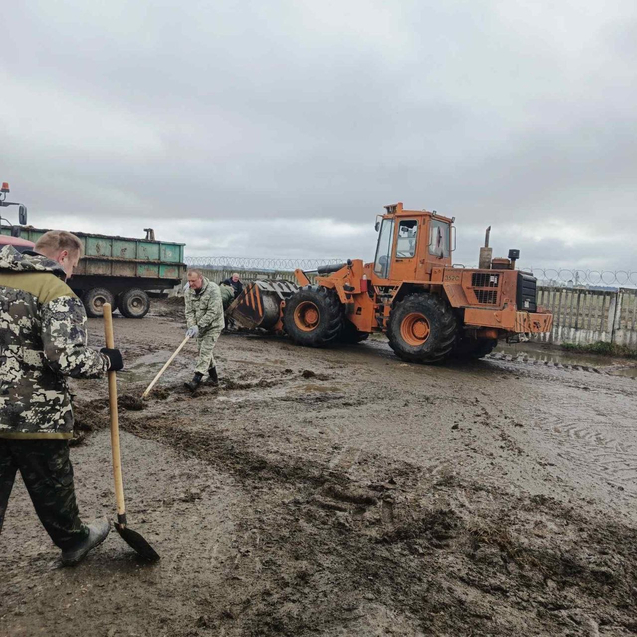 На субботнике активно трудились работники сельхозорганизаций (фотофакт)
