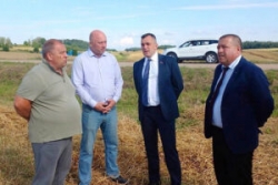 Председатель облисполкома и помощник Президента познакомились с ходом уборочной в районе