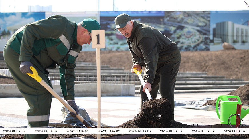 Лукашенко на субботнике работал на площадке Национального исторического музея