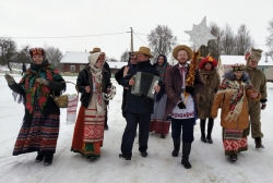 З каляднай зоркай па вясковых вуліцах