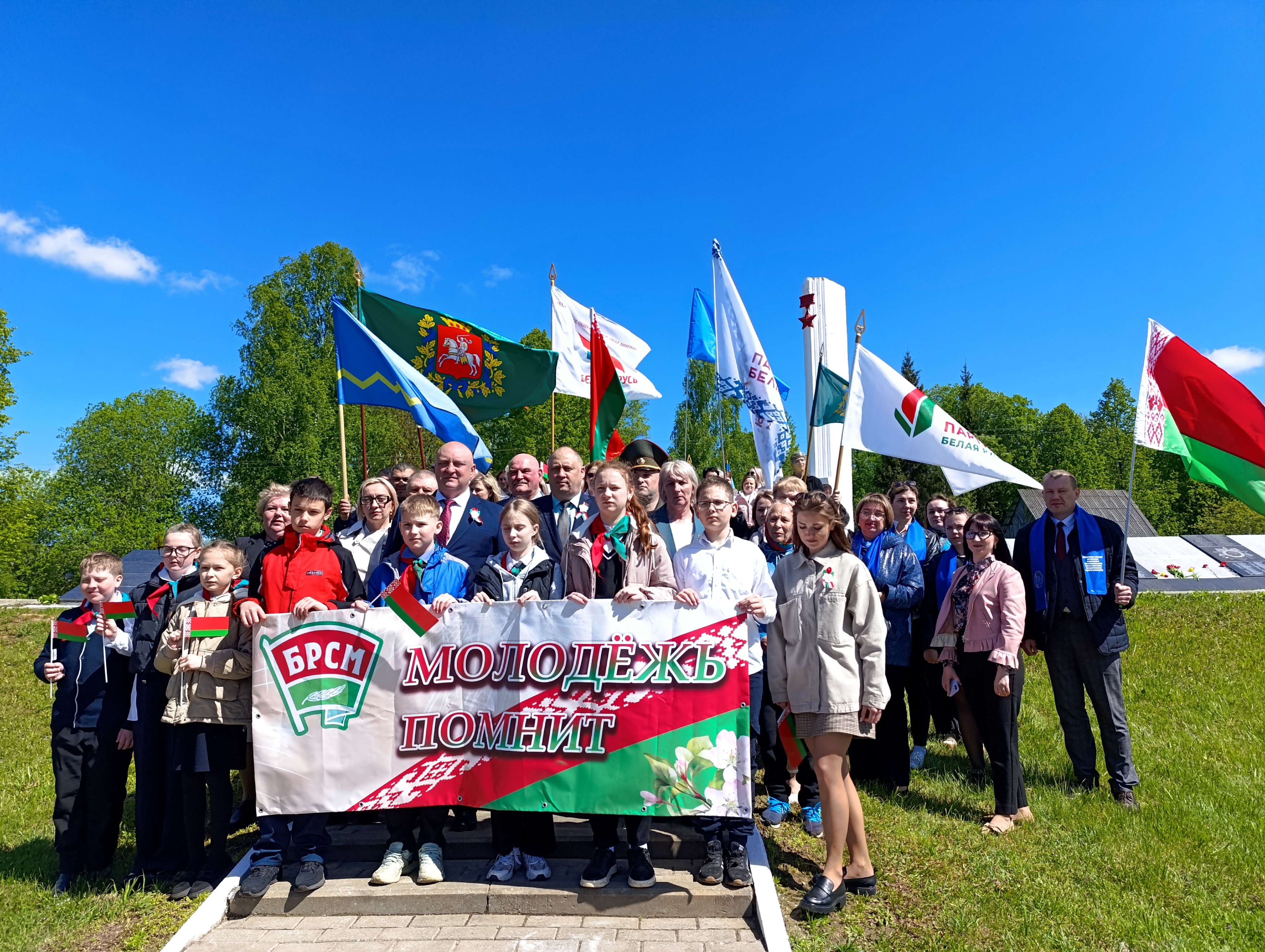 На воинском захоронении в деревне Великое Село прошел памятный митинг, посвященный 80-летию Великой Победы