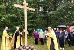 В Добромыслях состоялось освящение земли и креста на месте будущего храма