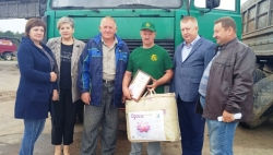 Поздравили первого 1000-ка на уборке зерновых