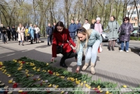 Витебчане возложили цветы у консульства Латвии в знак сохранения памятника Освободителям Риги