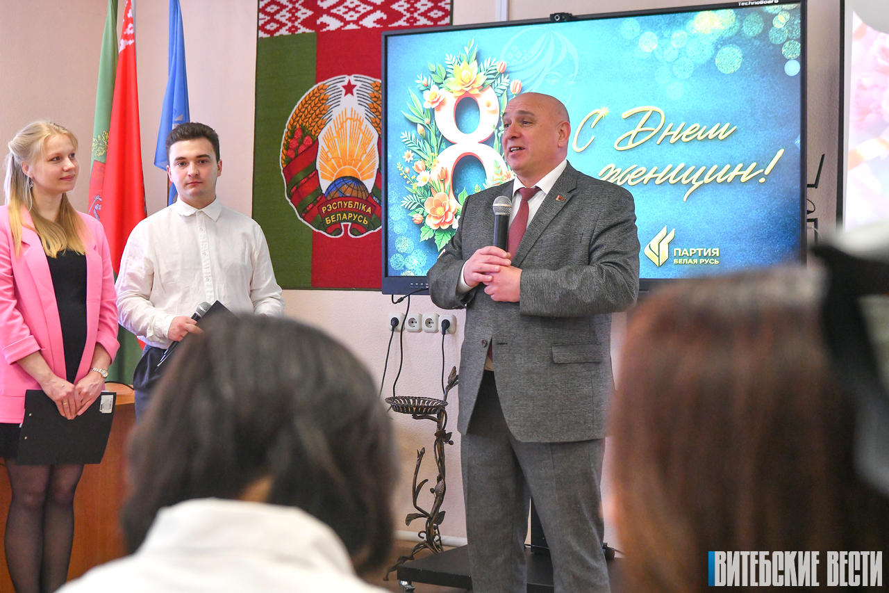 Тюльпаны и подарки: партия «Белая Русь» организовала праздник для женщин в Витебском областном роддоме