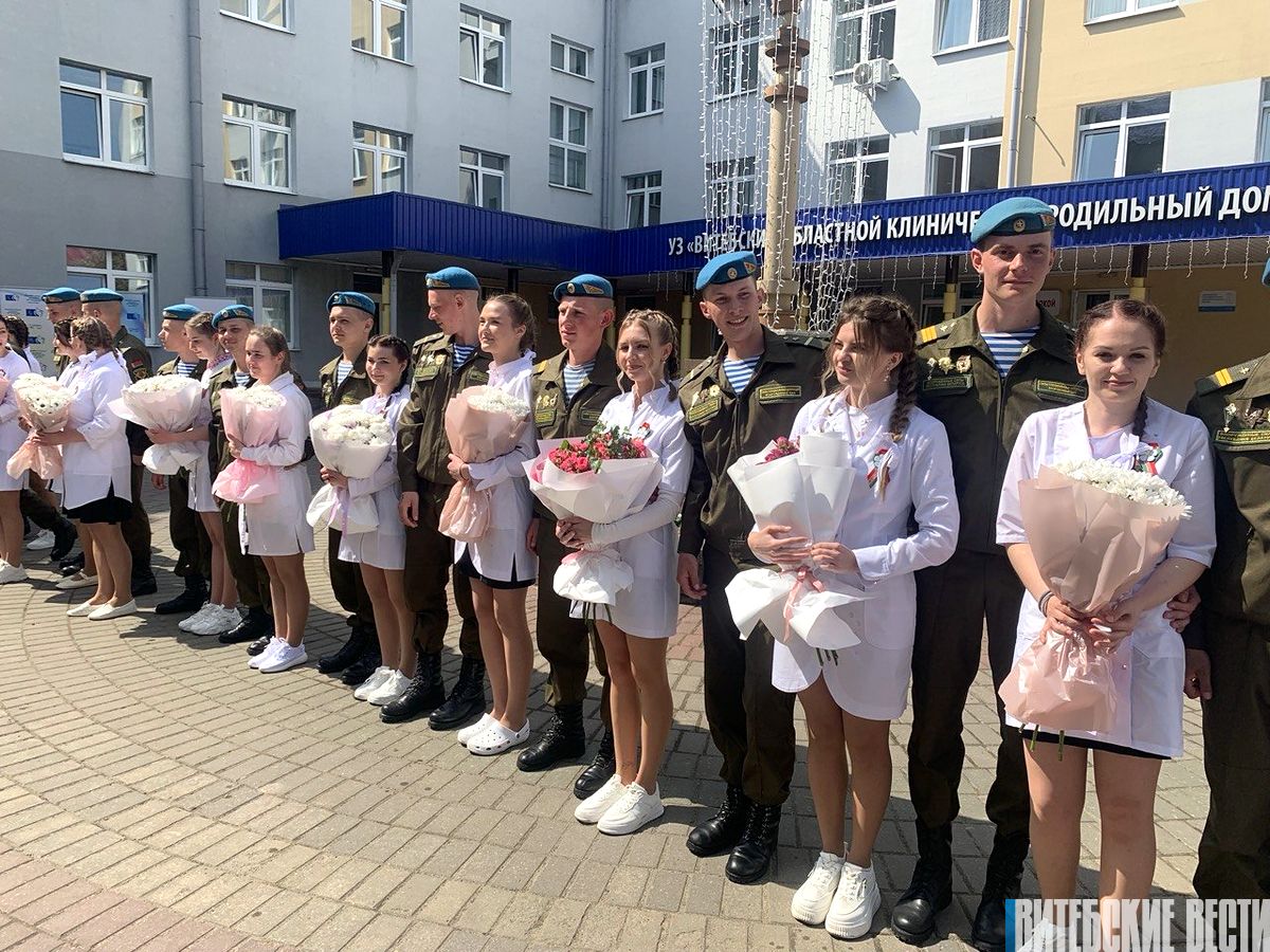 «Вальс Победы» танцевали накануне 9 Мая под окнами Витебского областного роддома
