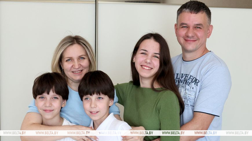 Тематические походы, рыбалка и кот Тимон. Многодетные родители из Витебска рассказали о своей формуле счастливой семейной жизни