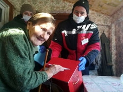 Члены участковой избирательной комиссии посещают на дому пожилых граждан, предоставляя возможность отдать голос на референдуме